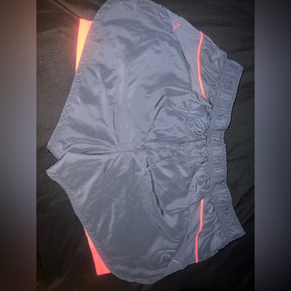 Active wear shorts - Picture 3 of 4